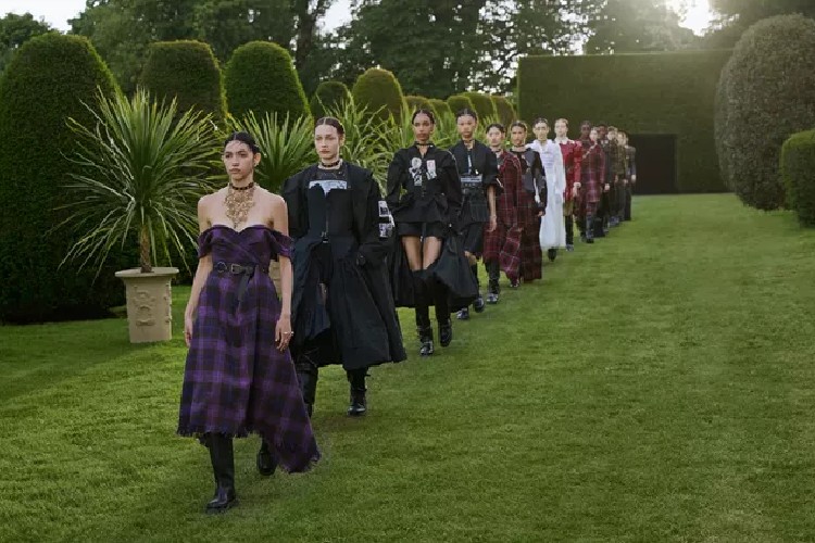 Tartan, kiltovi i pank romansa: Dior Cruise kolekcija 2025. predstavljena je u Škotskoj