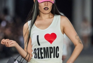 Dizajner na udaru kritika zbog majice „I love Ozempic“